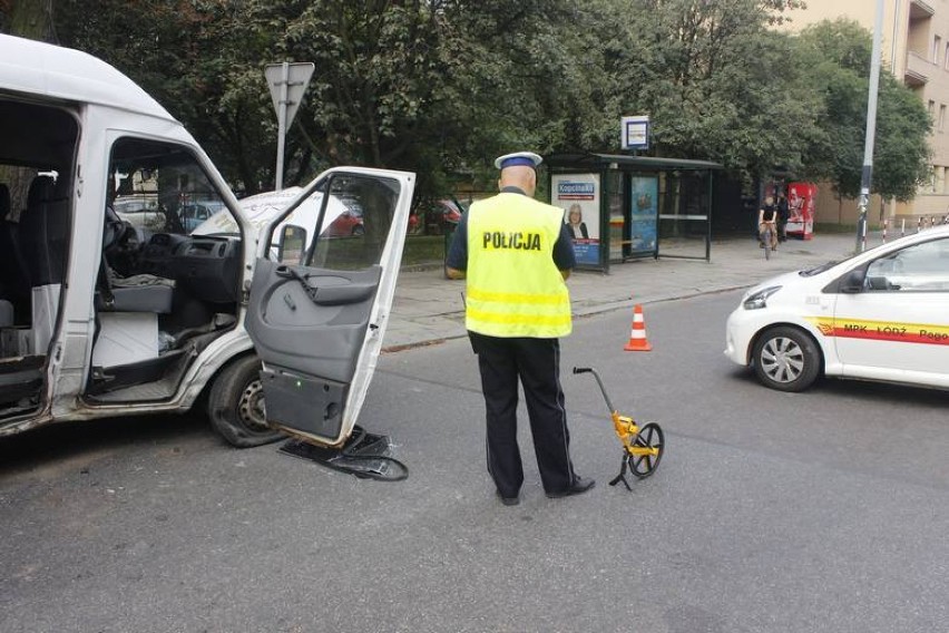 Wypadek na skrzyżowaniu ul. Radwańskiej i Wólczańskiej w Łodzi. 4 osoby ranne [ZDJĘCIA]