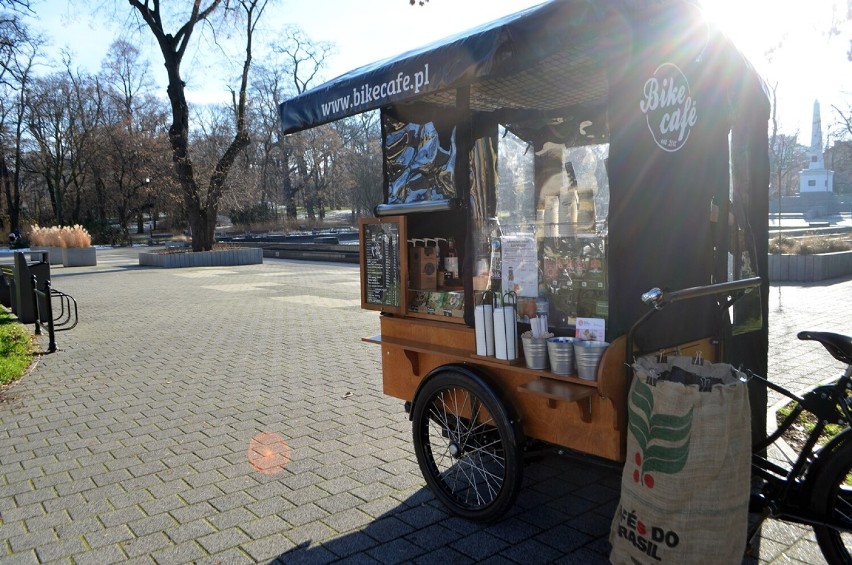 Bike Cafe stoi w tygodniu w Parku Słowiańskim