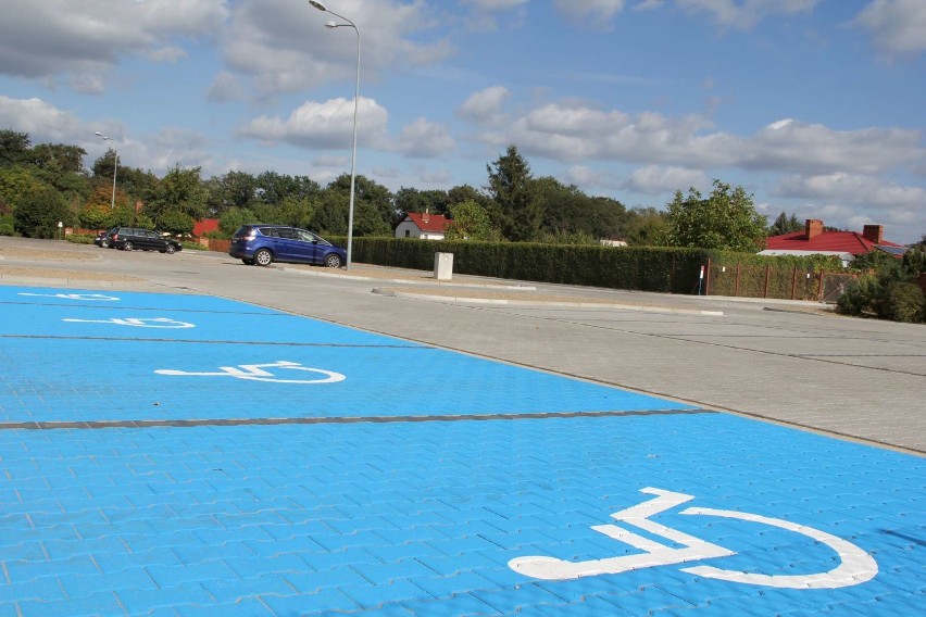 Ulica Cmentarna w Międzychodzie - kolejny odcinek drogi wybrukowany, powstało też 40 miejsc parkingowych, w tym 4 dla niepełnosprawnych