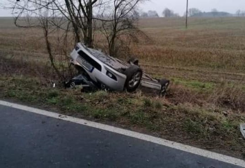 Czołowe zderzenie dwóch samochodów osobowych na drodze...