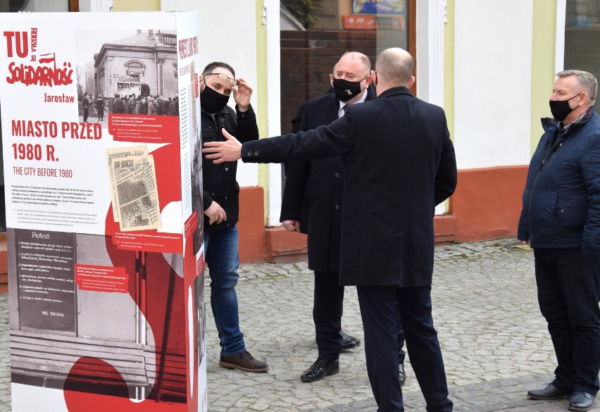 Na ul. Grodzkiej w Jarosławiu, otworzyli wystawę Instytutu Pamięci Narodowej "TU rodziła się Solidarność" [ZDJĘCIA]