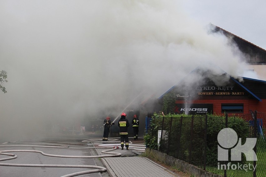 Kęty. Groźny pożar budynku przy ulicy Wyspiańskiego. Jest tam sklep rowerowy