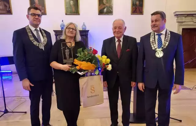 Bonum Publicum za dokonania w zakresie kultury, utrwalania tradycji otrzymała Grażyna Maria Milarska. Pomysłodawca  bardzo wartościowych Żywych Obrazów Historii. Od lewej  Marcin Marzec, burmistrz Sandomierza. Pierwszy z prawej
Wojciech Czerwiec, przewodniczący rady Miasta i prof. Stanisław Adamczak.