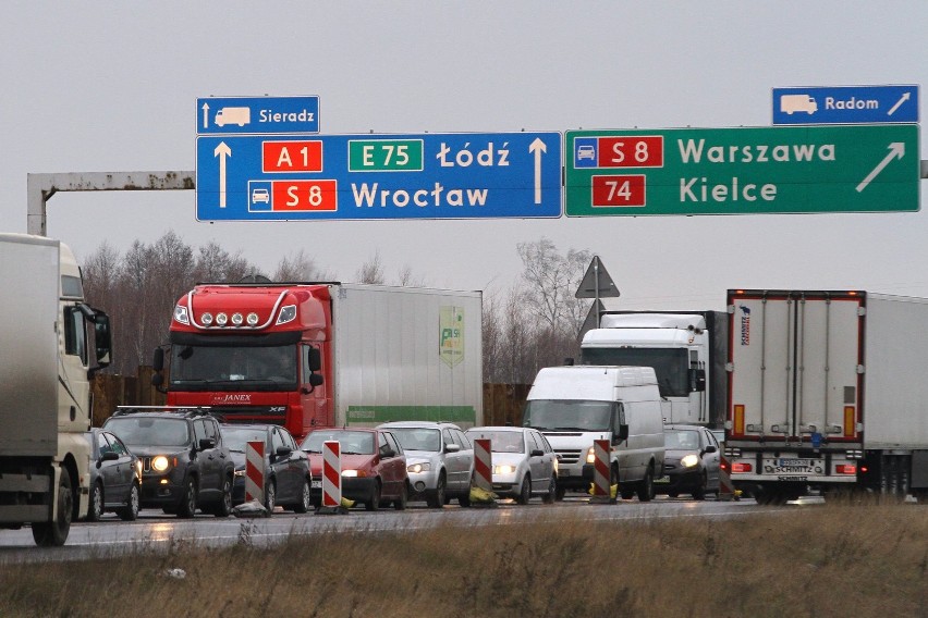 Zderzenie czterech samochodów na A1 pod Piotrkowem