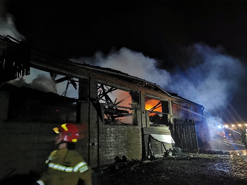 4 godziny strażacy walczyli z płomieniami w stodole przy ul. Szczerkowskiej w Konarzewie. Na miejscu 5 zastępów straży pożarnej
