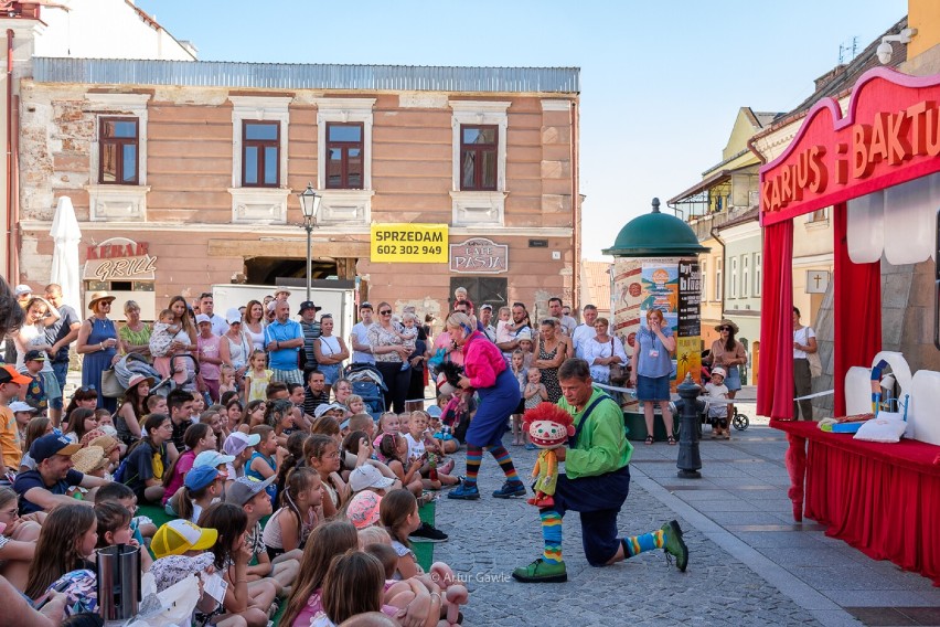 Drugi dzień występów ulicznych artystów w Tarnowie w ramach 36. międzynarodowego festiwalu teatrów ulicznych ULICA Festival. Mamy zdjęcia