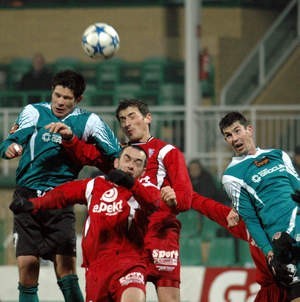 Piotr Piechniak (pierwszy z lewej) był najbliżej pokonania Piotra Lecha. Piłka po jego strzale trafiła jednak w słupek.
Fot.W .Wylegalski