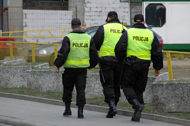 Policjanci patrolujący ulice zarabiają zwykle poniżej 2 tys. złotych brutto.