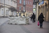Co to za plandeki na ulicy Wałowej w Tarnowie? Urzędnicy tłumaczą dlaczego stanęły na deptaku [ZDJĘCIA]