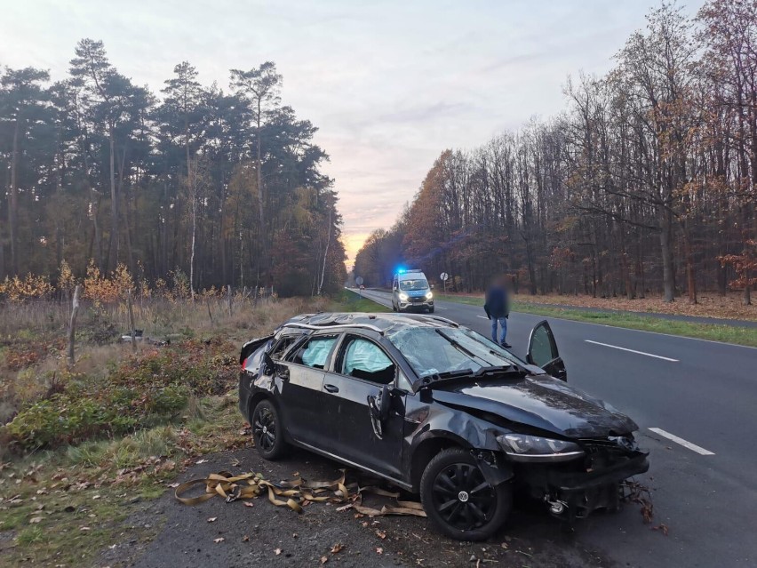 Wypadek między Lesznem a Nową Wsią. Volkswagen golf wypadł z drogi. Jedna osoba w szpitalu ZDJĘCA