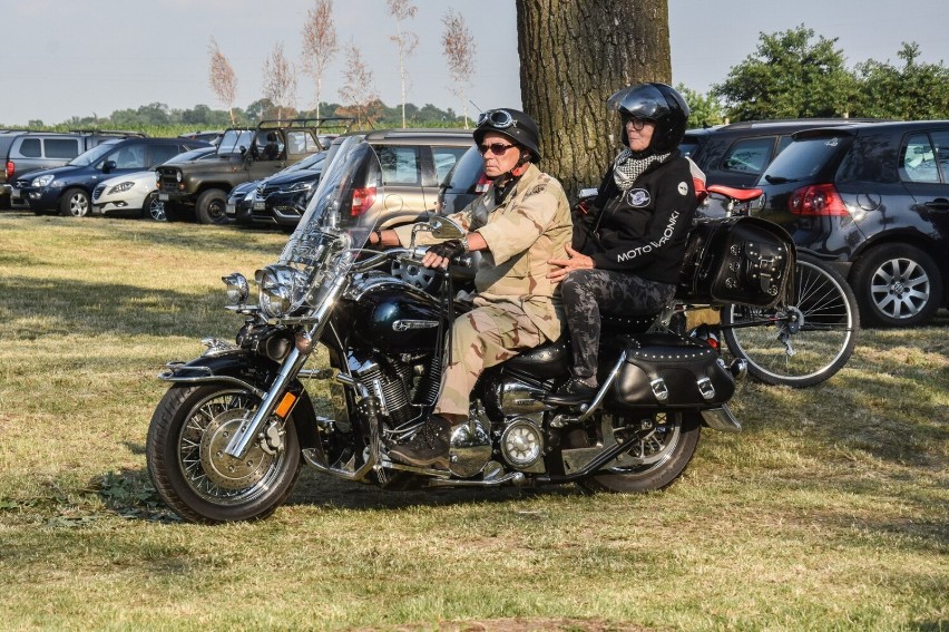 Gm. Ostroróg. Motocykle, TIR-y oraz pojazdy zabytkowe na integracjach w Bobulczynie