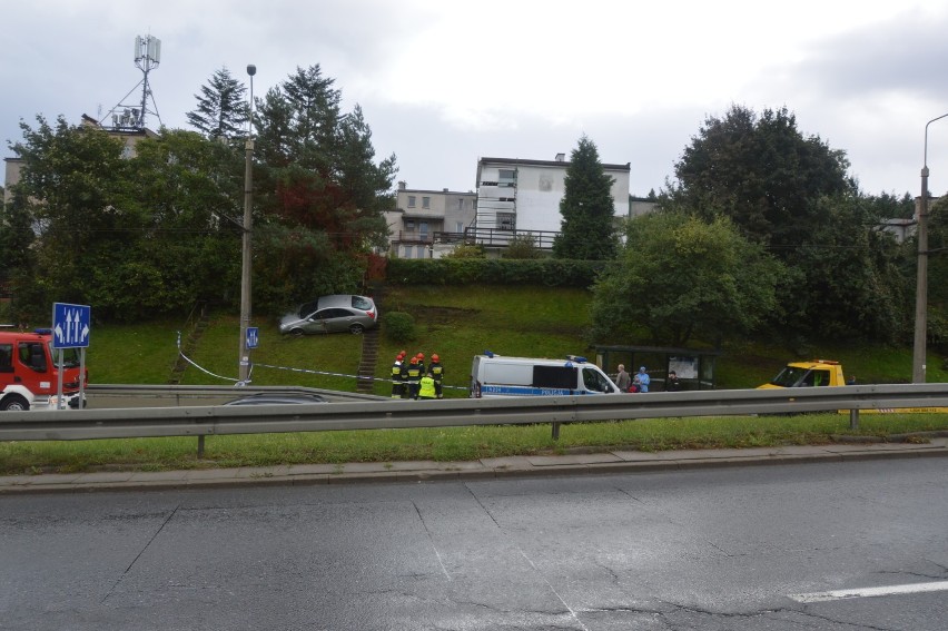 Auto wylądowało na zboczu ul. Wielkopolskiej w Gdyni. Akcja policji i strażaków [zdjęcia]