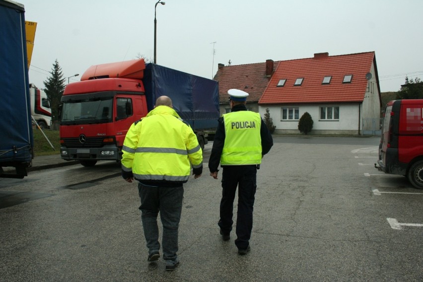Funkcjonariusze trzech służb kontrolowali samochody ciężarowe w gminie Barcin [zdjęcia]