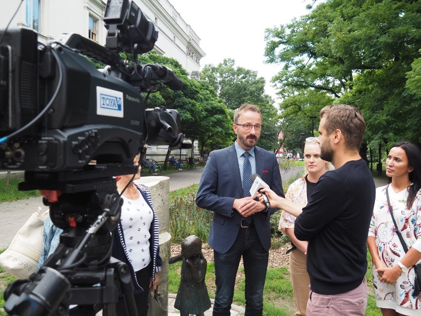 Czy mieszkańcy Mileszek i Brzezin są nękani przez CPK? Helikopter i zdjęcia ponad żywopłotem