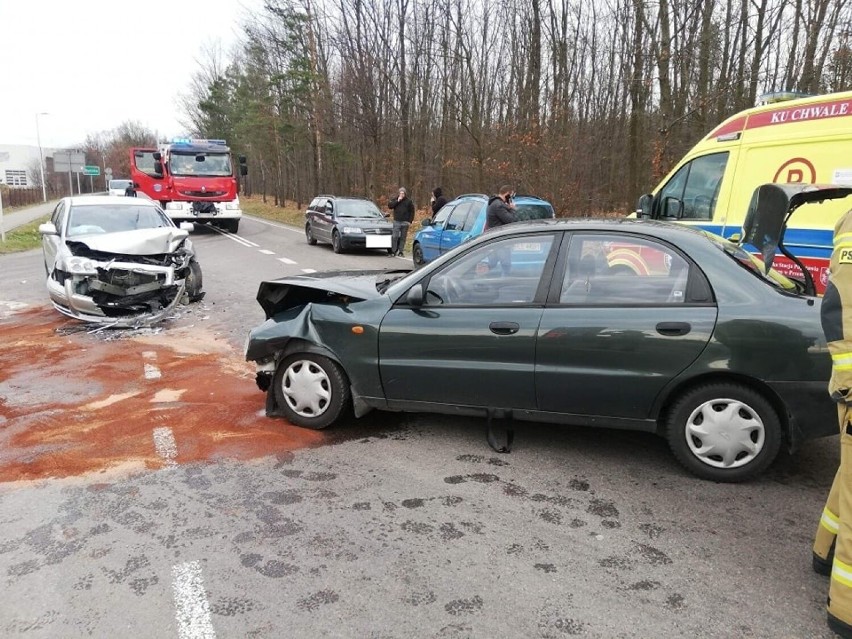 Zderzenie pojazdów w Tryńczy. Jedna osoba trafiła do szpitala [ZDJĘCIA]
