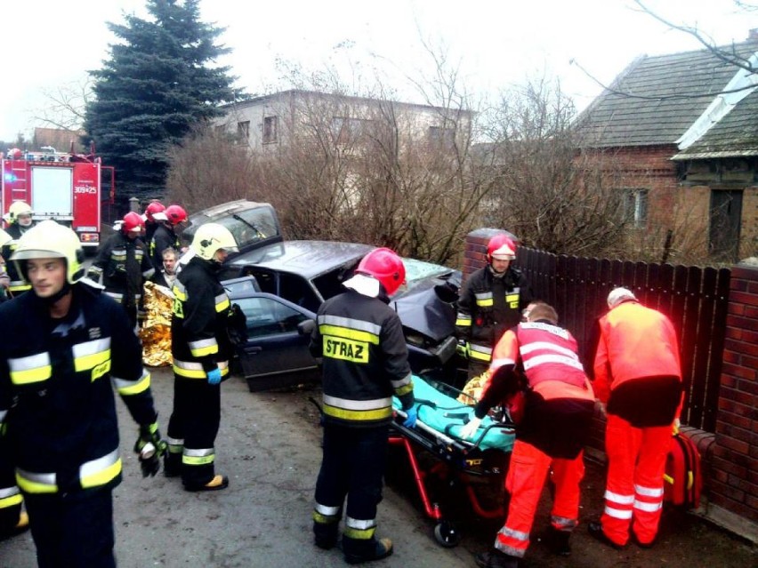 Wypadek - BMW wjechało w płot w Sasinowe