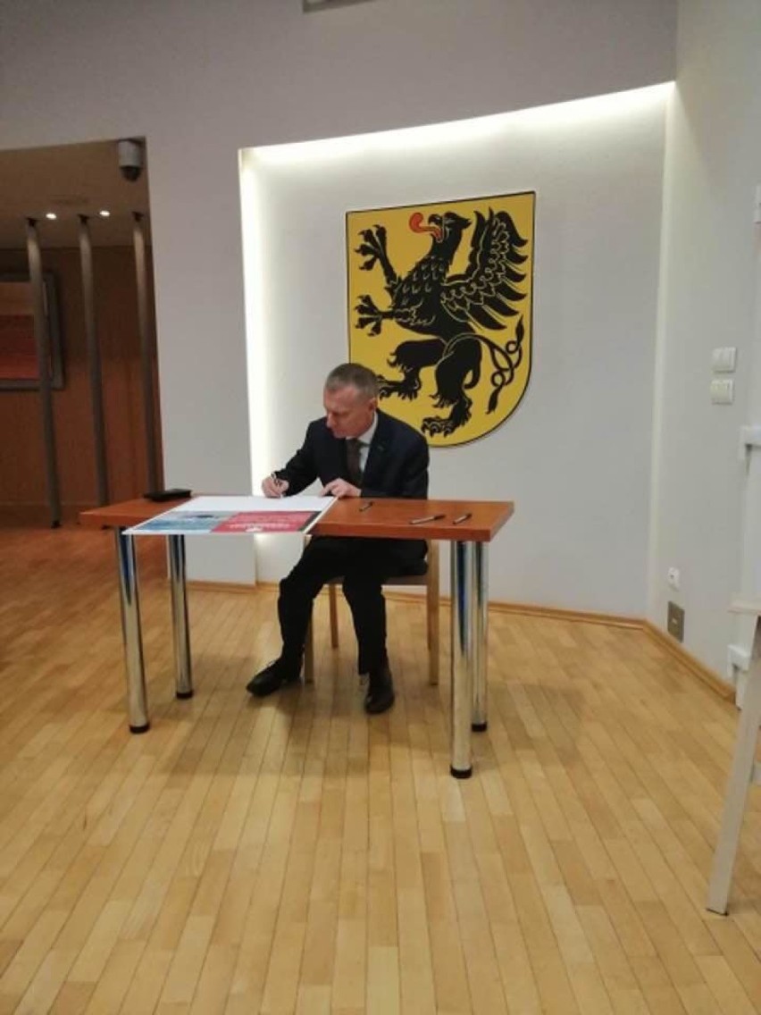Nowy Dwór Gdański. Samorządowcy podpisali deklarację uczestnictwa w rozwoju Kolei Metropolitalnej