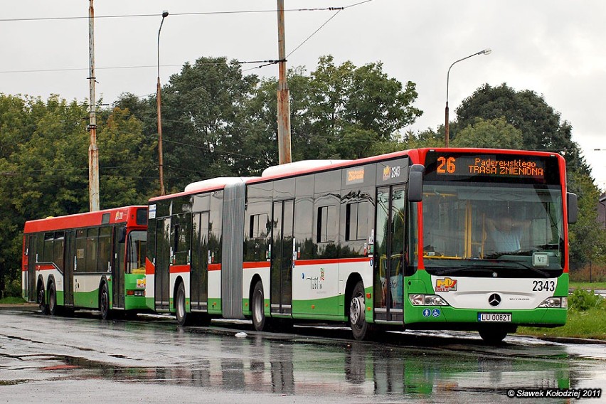 W lubelskiej komunikacji stare powoli ustępuje nowemu. Autobusy wielkopojemne MPK na pętli "Węglin" - obok siebie stoją wysłużony już Neoplan i nowy, w pełni klimatyzowany Mercedes