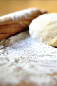Jaka mąka na naleśniki? Której użyć do szarlotki? Wyjaśniamy, co oznacza typ mąki