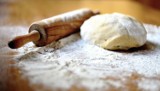 Typ mąki ma znaczenie. Jakiej mąki użyć do pierogów, biszkoptu albo drożdżówki?