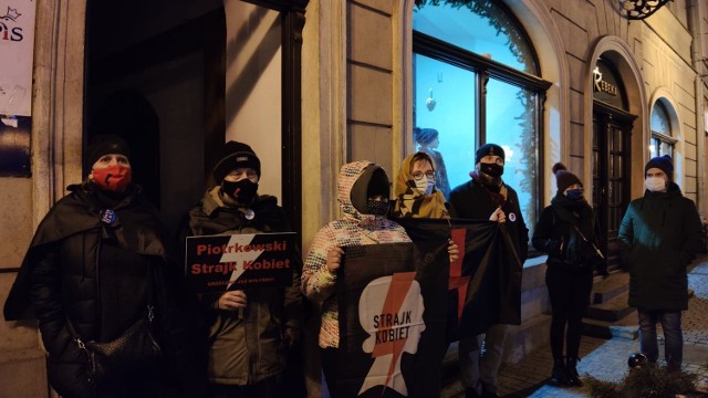 Strajk Kobiet w Piotrkowie, 27 stycznia 2021: Protest w Rynku Trybunalskim po opublikowaniu przez TK uzasadnienia wyroku ws. aborcji