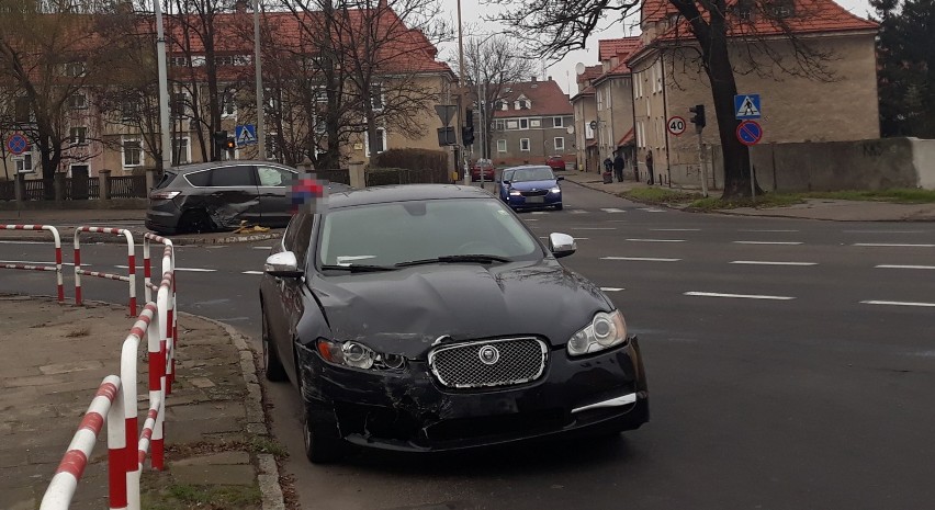 Jaguar zderzył się z fordem na ulicy Szczecińskiej w Stargardzie. Auta rozbite, urwane koło ZDJĘCIA