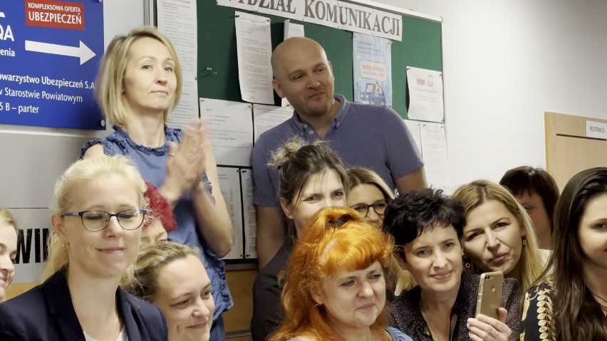 Konin. Wyśpiewali najlepsze życzenia dla pracujących mam w starostwie