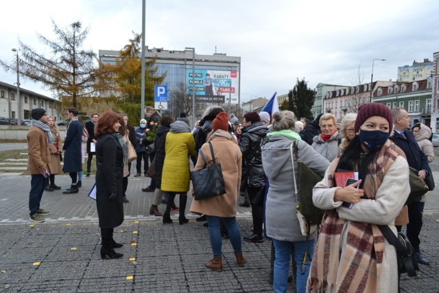 W Sosnowcu otwarto Rondo Praw Kobiet. Uroczystość odbyła się 23 listopada. Pod przejściem dla pieszych możemy zobaczyć ciekawą wystawę o ważnych sosnowiczankach oraz walce o prawa kobiet. 

Zobacz kolejne zdjęcia. Przesuń w prawo - wciśnij strzałkę lub przycisk NASTĘPNE