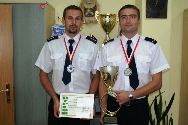 Komisarz Jakub Chojecki i sierżant Daniel Buczkowski zajęli II miejsce w turnieju siatkówki plażowej.