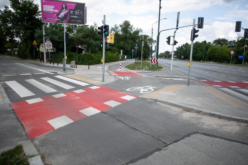 Ścieżka rowerowa na Puławskiej. Blokady utrudniają przejazd....