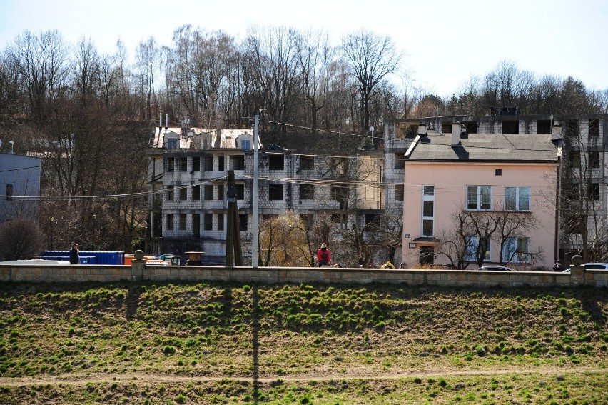 Kraków. Miało być atrakcyjne osiedle u podnóża kopca Kościuszki. Bloki od 20 lat popadają w ruinę [ZDJĘCIA] 
