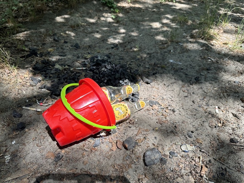 Dziecko zapomniało wiaderka, a dorośli butelek.