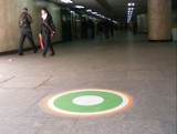 Tajemnicze kolorowe kropki na chodnikach w Poznaniu