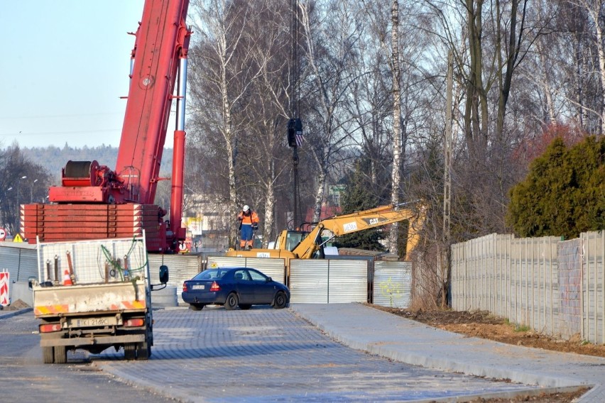Gigantyczny dźwig pracuje w Kielcach. Zobacz, co transportuje w powietrzu [ZDJĘCIA]
