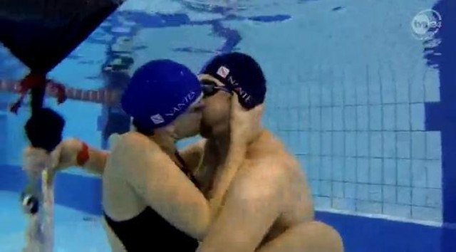 Walentynkowe zawody w całowaniu pod wodą