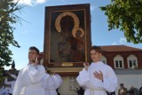 Obraz Matki Bożej Częstochowskiej dotarł do parafii pw. św. Mikołaja w Ujściu. Maryję witał na ulicach tłum ludzi [ZOBACZ ZDJĘCIA]