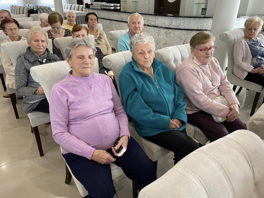 Aktywnie w Domu Seniora w Załęczu. Pensjonariusze tańczą, ćwiczą, rysują i śpiewają