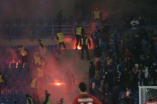 Policja i prokuratura będą ścigać kibiców Widzewa Łódź, którzy podczas niedzielnego meczu odpalały race i podpalały szaliki Kolejorza