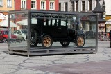 Wrocław: Zabytkowy Ford T zaparkował na pl. Solnym (ZDJĘCIA)