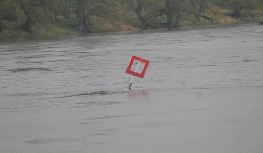 Kostrzyn nad Odrą - stan wysoki 377 cm (wartość ostrzegawcza...