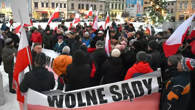 Na oświęcimskim Rynku odbył się protest pod hasłem „Wolni ludzie, wolne media, wolne sądy!”
