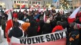 Protest na Rynku w Oświęcimiu pod hasłem „Wolni ludzie, wolne media, wolne sądy!”. Zobaczcie zdjęcia