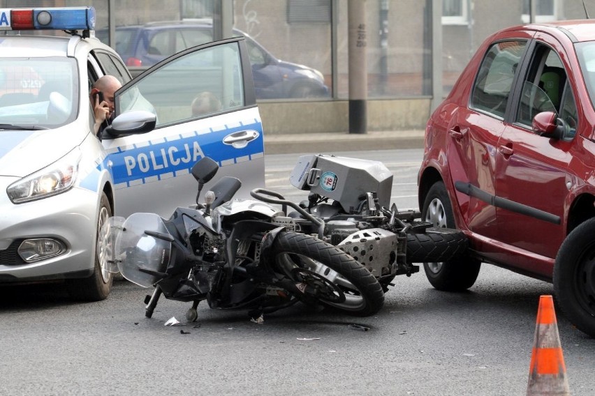 Wypadek na pl. Kromera. Policjant jadąc na motocyklu do pracy, zderzył się z peugeotem (ZDJĘCIA)