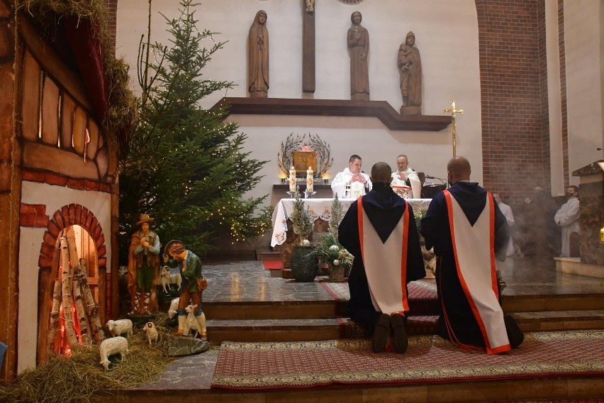 Pasterka w kościele św. Floriana w Kolbudach. Tak wyglądała pasterka w reżimie sanitarnym | ZDJĘCIA