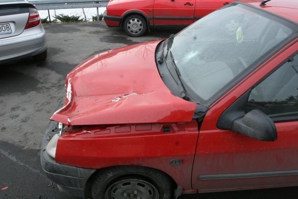 Naszacowice: kierowca zagapił się i rozbił cudze auto [ZDJĘCIA]