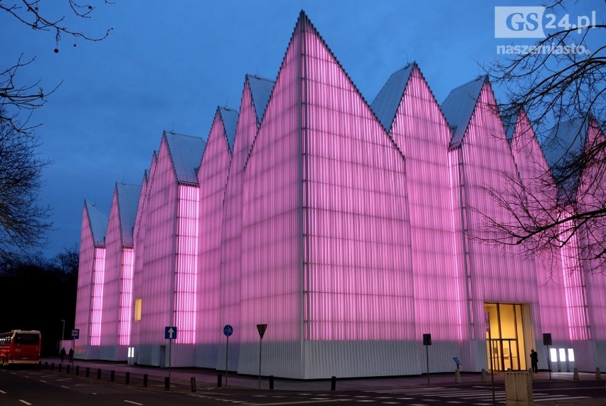 Filharmonia w Szczecinie w niedzielę świeciła się na różowo [ZDJĘCIA]