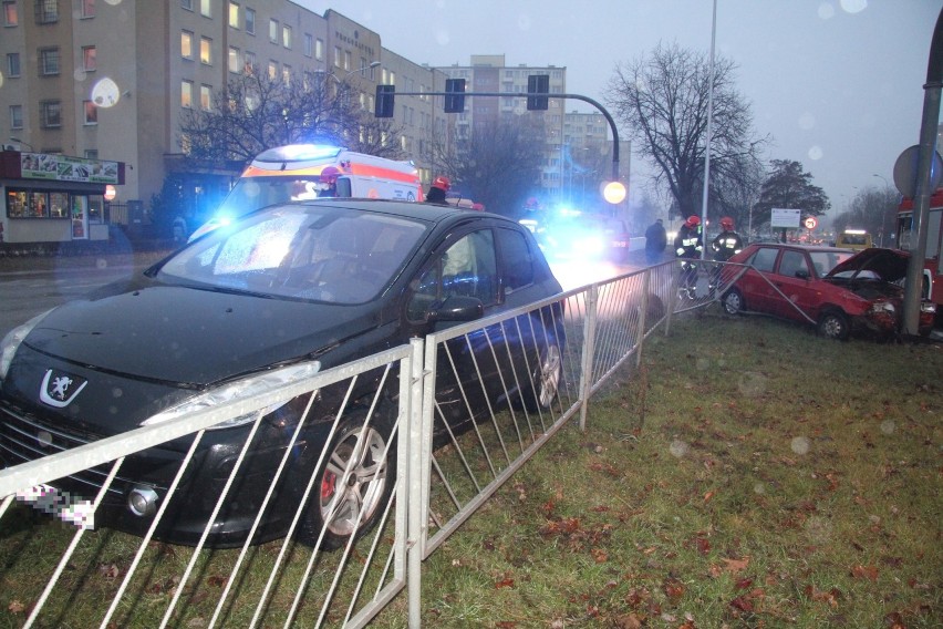 Wypadek prze ulicy Sandomierskiej w Kielcach! Duże utrudnienia (ZDJĘCIA)                                  