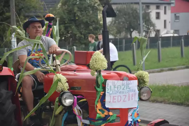 Po korowodzie, mieszkańcy Książenic uczestniczyli w dożynkowej biesiadzie.