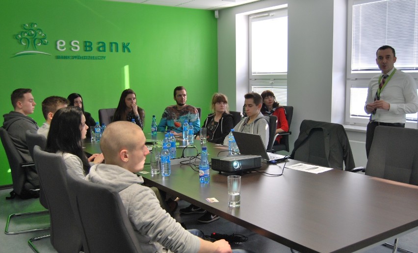 O marce i CSR. Uczniowie "ekonomika" z wizytą w Esbanku w...