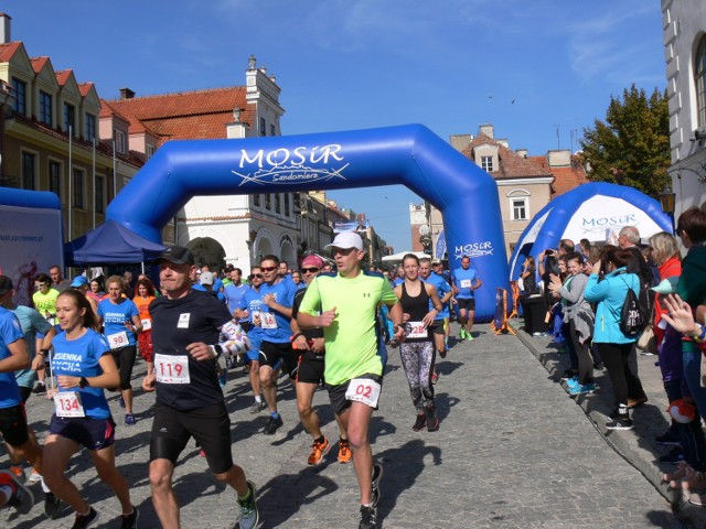 Ponad 150 osób z całej Polski wzięło udział w biegu na trasie 10 kilometrów oraz Nordic Walking na trasie dwóch  kilometrów. W sobotę na Rynku Starego Miasta   odbyła się II Sandomierska Jesienna Dycha. Zobacz relację na kolejnych slajdach>>>
ZOBACZ TAKŻE:
 Praca marzeń, czyli TOP 10 wyjątkowych stanowisk pracy


ZOBACZ TAKŻE: TOP SPORTOWY. NAJBARDZIEJ LOJALNI W EKSTRAKLASIE
